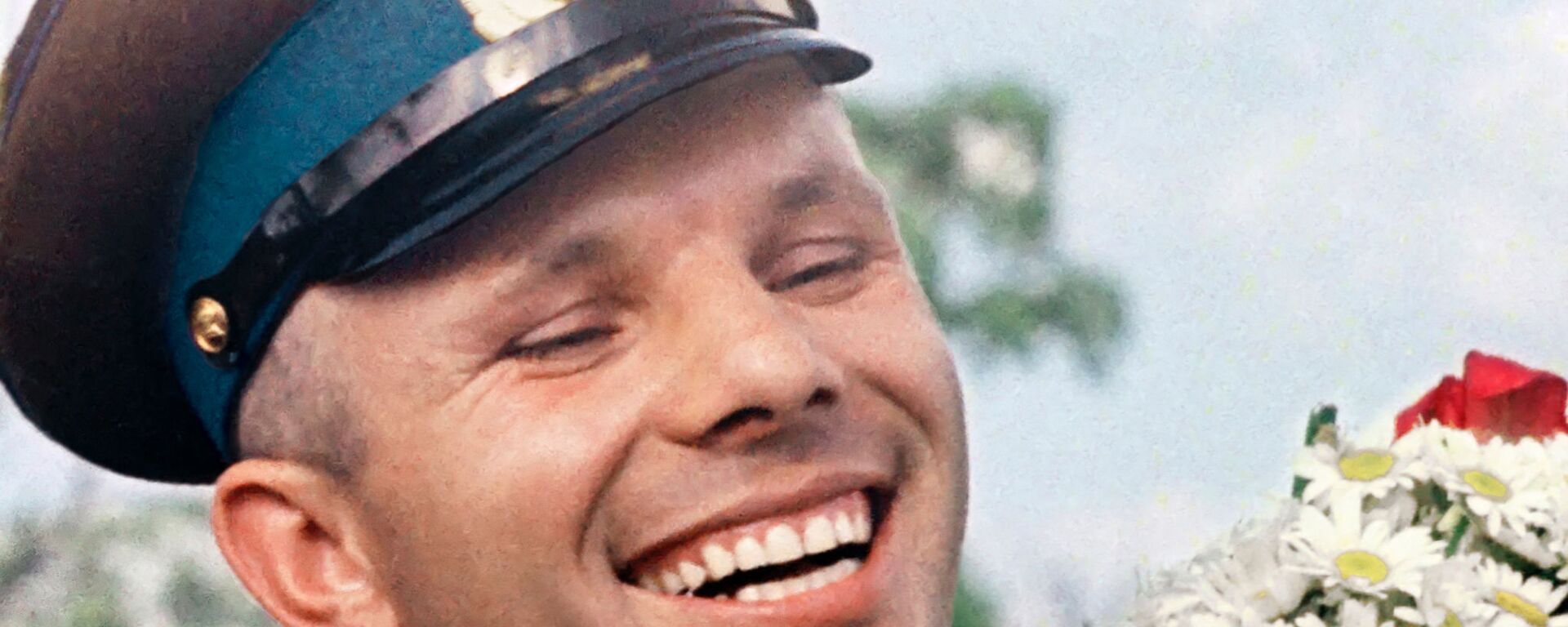 Široki osmeh na licu Jurija Gagarina dok drži buket cveća - Sputnik Srbija, 1920, 29.10.2021