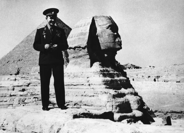 Гагарин одбио да узјаше камилу, али не и да ужива у лепотама пирамида у Гизи - Sputnik Србија
