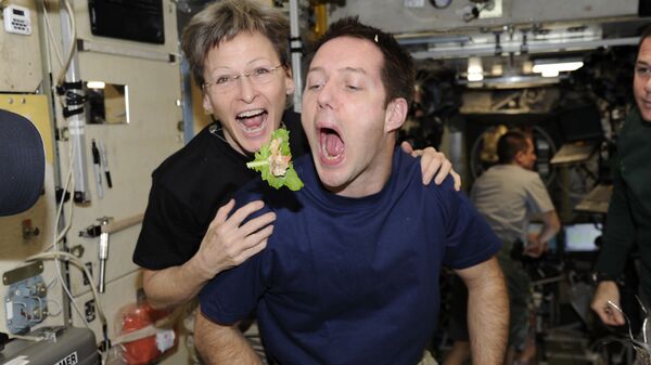 Француски астронаут Том Песке и астронаут НАСА Пеги Битсон на борту МСС - Sputnik Србија