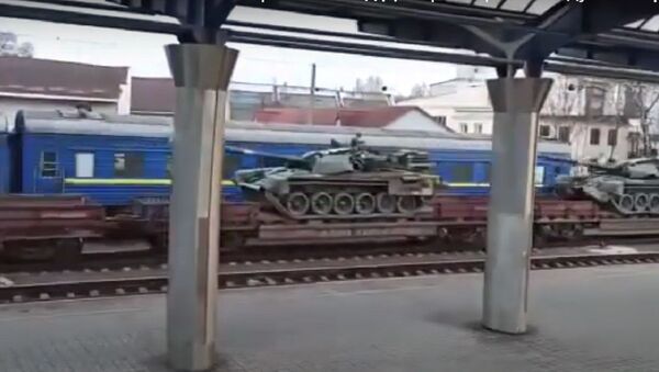 Ukrajinski tenkovi T-72AMT se kreću ka Donbasu  - Sputnik Srbija