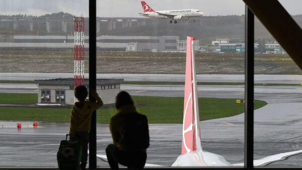 Putnički avion sleće na aerodrom u Istanbulu - Sputnik Srbija