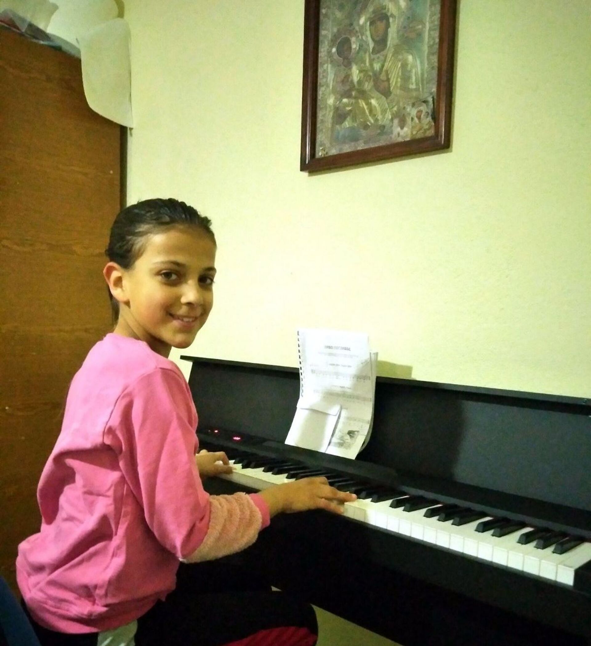Ова талентована девојчица добила је клавир захваљујући манастиру Високи Дечани. - Sputnik Србија, 1920, 22.03.2022