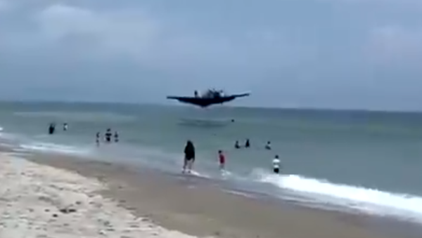 Бомбардер слетео на плажу - Sputnik Србија