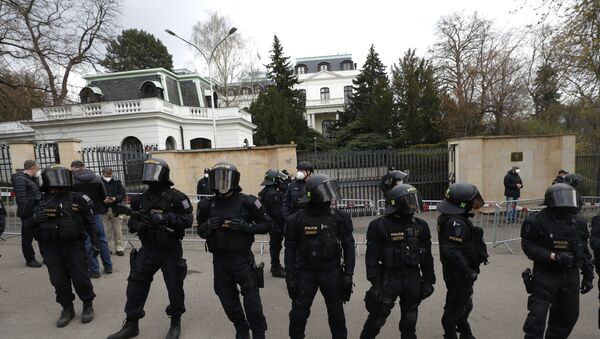 Pripadnici interventne policije Češke ispred ambasade Rusije u Pragu - Sputnik Srbija
