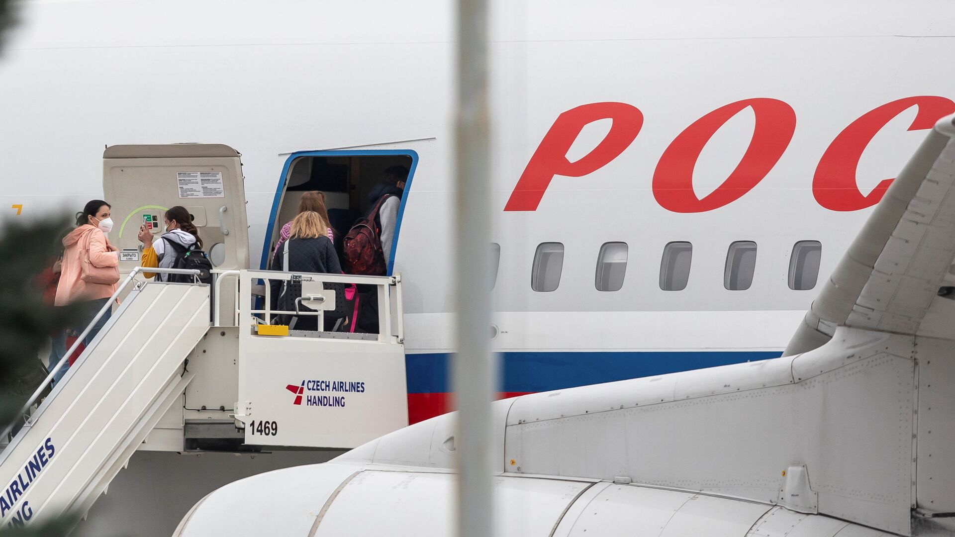 Ruske diplomate se ukrcavaju u avion nakon što su proterane iz Češke - Sputnik Srbija, 1920, 06.03.2022