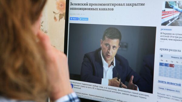 Ukrajinski predsednik Vladimir Zelenski na ekranu - Sputnik Srbija