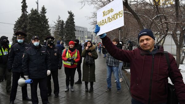 Demonstranti i pripadnici policije na protestu u znak podrške blogeru Alekseju Navaljnom u Novosibirsku - Sputnik Srbija