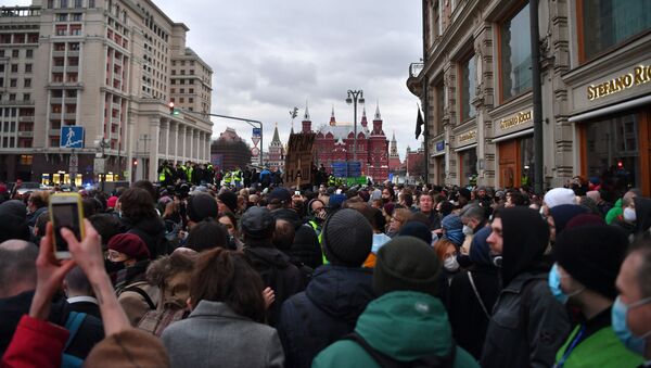 Demonstranti na protestu podrške ruskom opozicionaru Alekseju Navaljnom u Moskvi - Sputnik Srbija