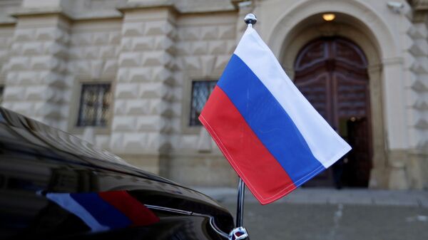 Руска застава на аутомобили испред Министарства спољних послова Чешке у Прагу - Sputnik Србија