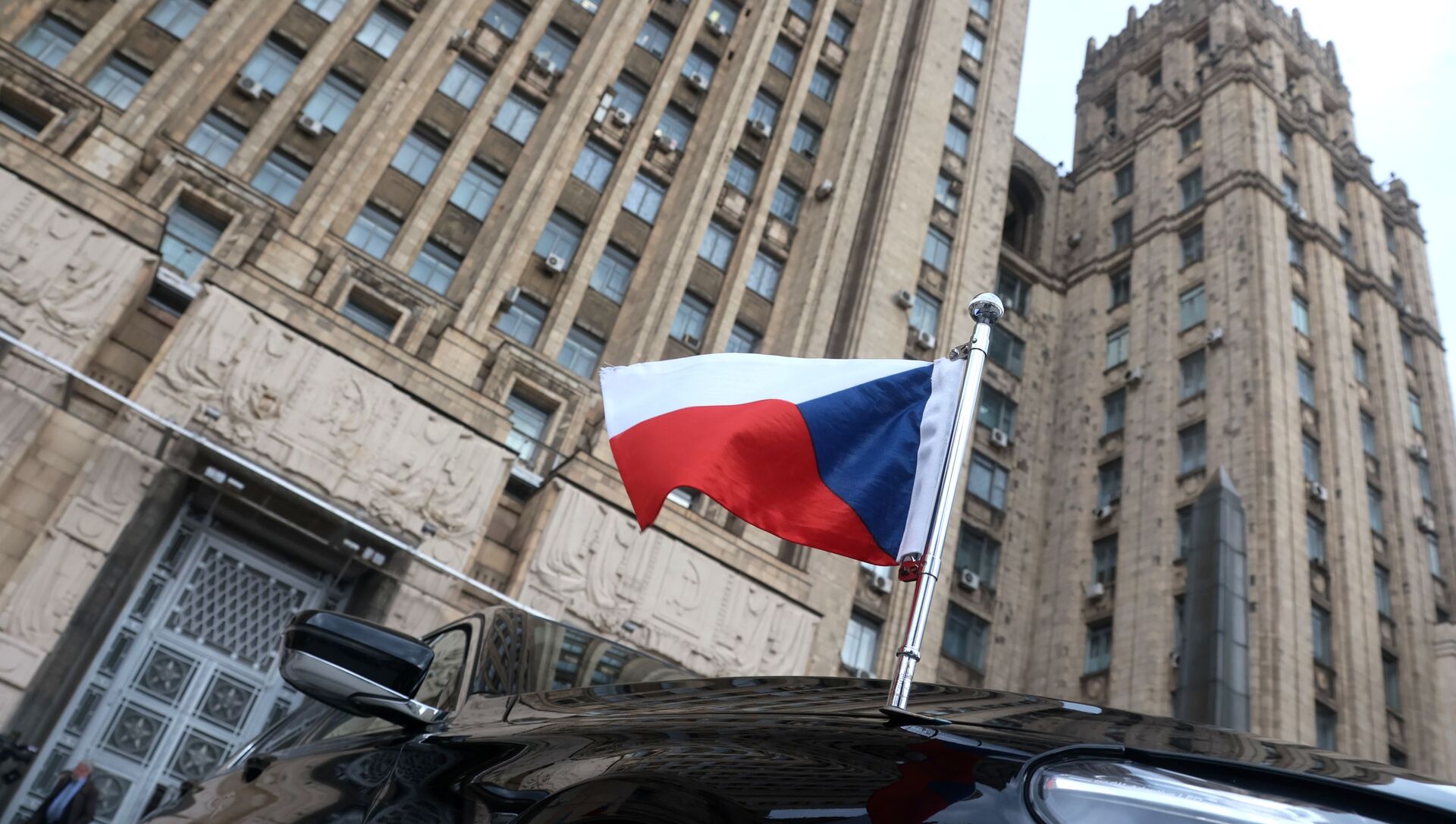 Застава на аутомобилу чешког амбасадора испред зграде Министарства спољних послова Русије у Москви - Sputnik Србија, 1920, 31.05.2021