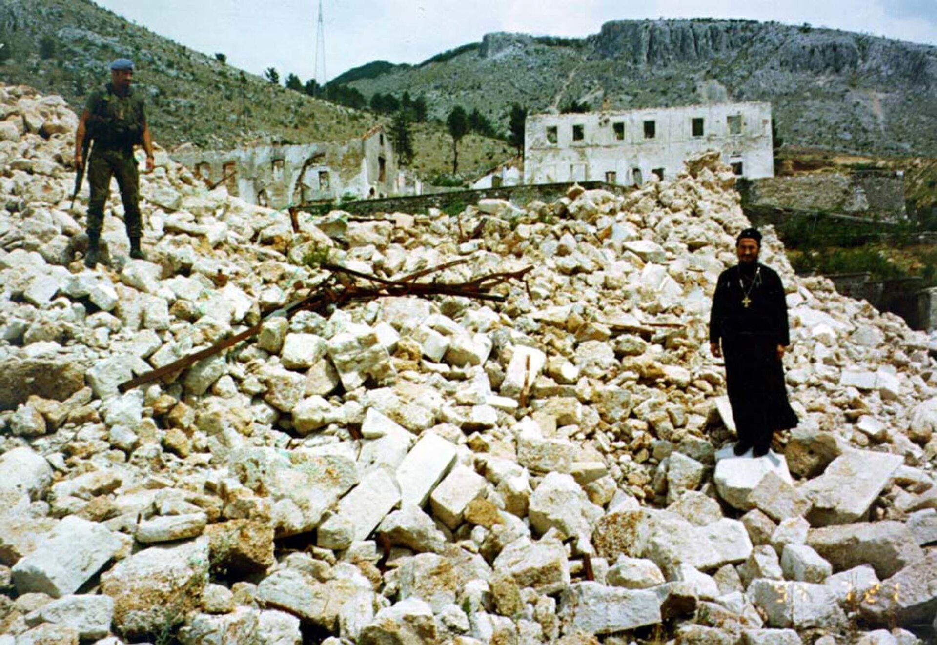Владика Атанасије на рушевинама цркве у Мостару - Sputnik Србија, 1920, 29.10.2021