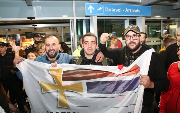 Petra Liješevića na aerodromu u Podgorici su dočekali i predstavnici „Podgoričke gospode“ - Sputnik Srbija
