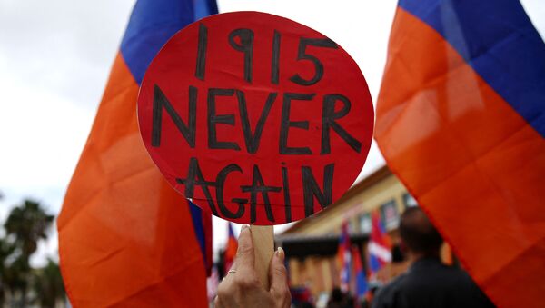 Транспарент Никад више 1915 на окупљању у знак подршке изјави Џозефа бајдена да је над Јерменима 1915. почињен геноцид. - Sputnik Србија