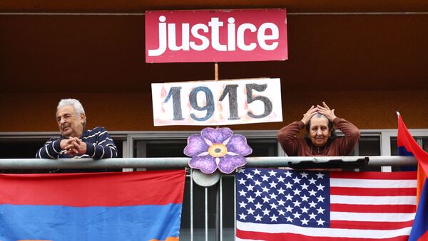Amerikanci jermenskog porekla sa balkona posmatraju miting povodom obeležavanja 106. godišnjice genocida nad Jermenima u Holivudu, Los Anđeles. Na širem prostoru Los Anđelesa živi najbrojnija jermenska zajednica van domovine. - Sputnik Srbija