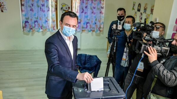 Aljbin Kurti, premijer tzv države Kosovo i lider pokreta Samoopredeljenje glasa na izborima u Albaniji - Sputnik Srbija