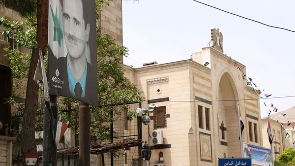 Baner sa likom predsednika Sirije Bašer Asadom u Damasku   - Sputnik Srbija