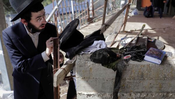 Одећа и личне ствари на месту трагедије током верског фестивала у Израелу. - Sputnik Србија