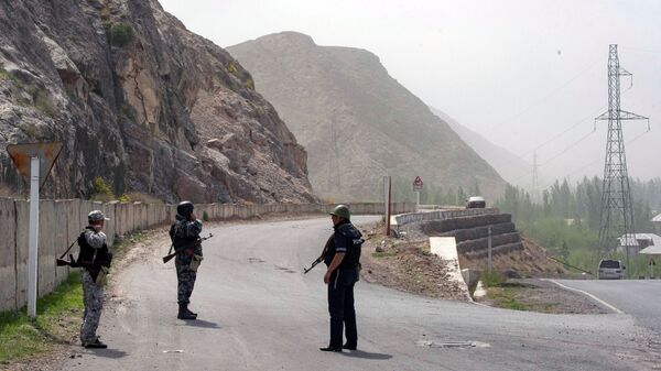 Војници и припадници полиције Киргизије у области села Кок Таш на граници са Таџикистаном  - Sputnik Србија