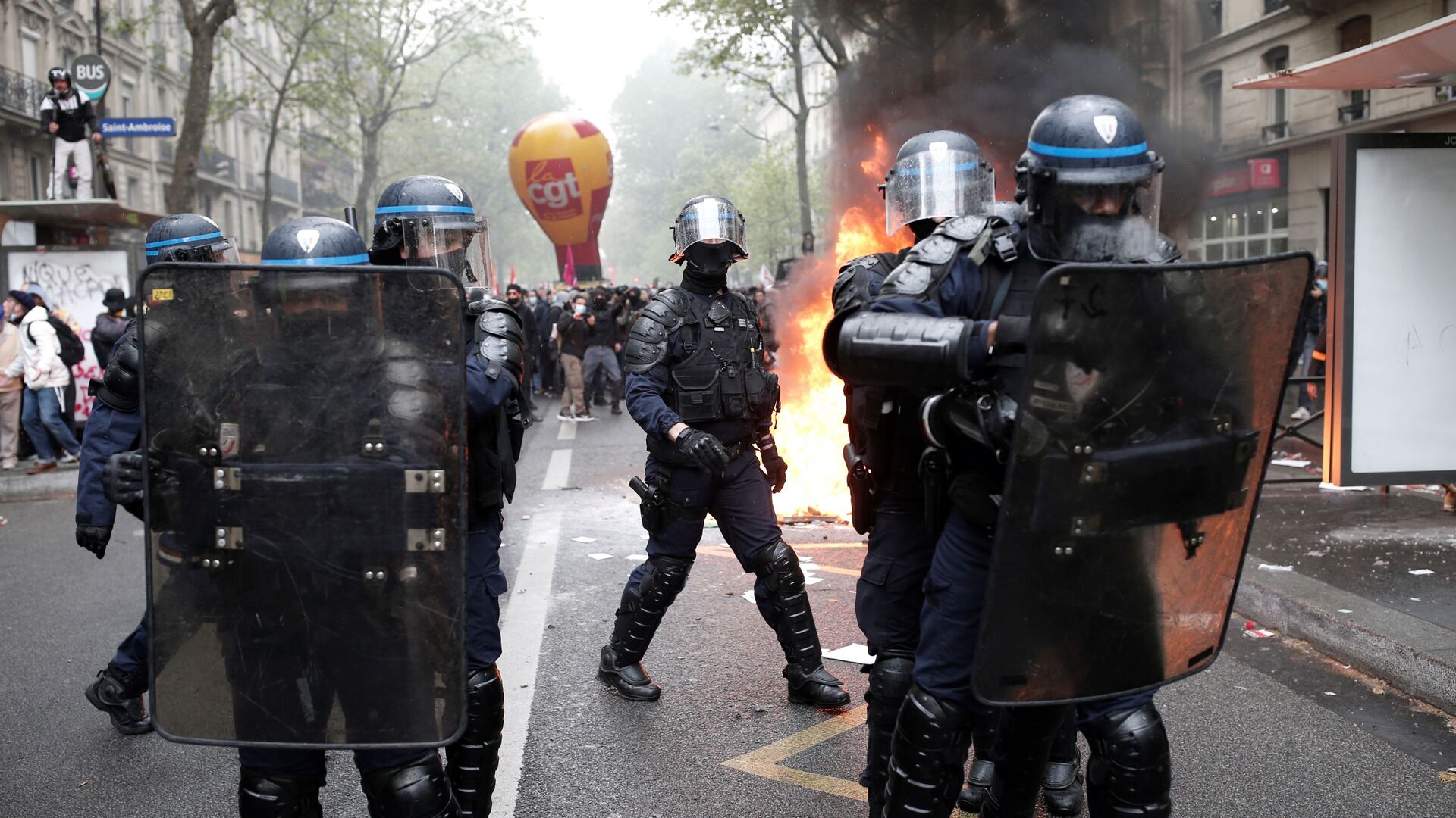 Полиција потискује демонстранте на протестима у Паризу - Sputnik Србија, 1920, 01.05.2021