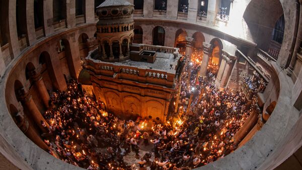 Silazak Blagodatnog ognja u Hristov grob u Jerusalimu - Sputnik Srbija