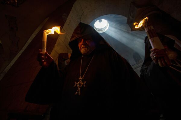Силазак Благодатног огња у Христов гроб у Јерусалиму - Sputnik Србија