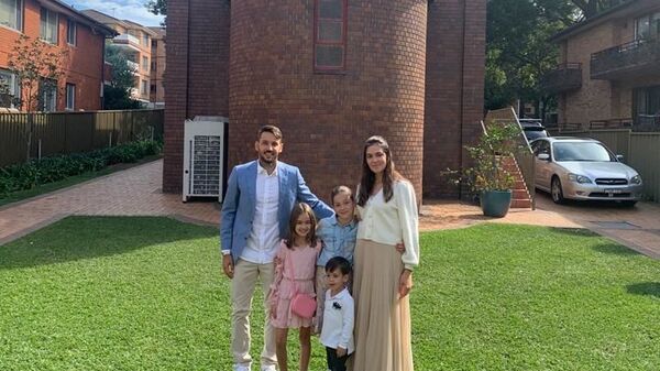 Srpski fudbaler Nikola Ninković sa suprugom i decom proslavio Uskrs u Sidneju - Sputnik Srbija