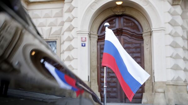 Automobil ruskog ambasadora u Pragu ispred zgrade Ministarstva spoljnih poslova Češke - Sputnik Srbija