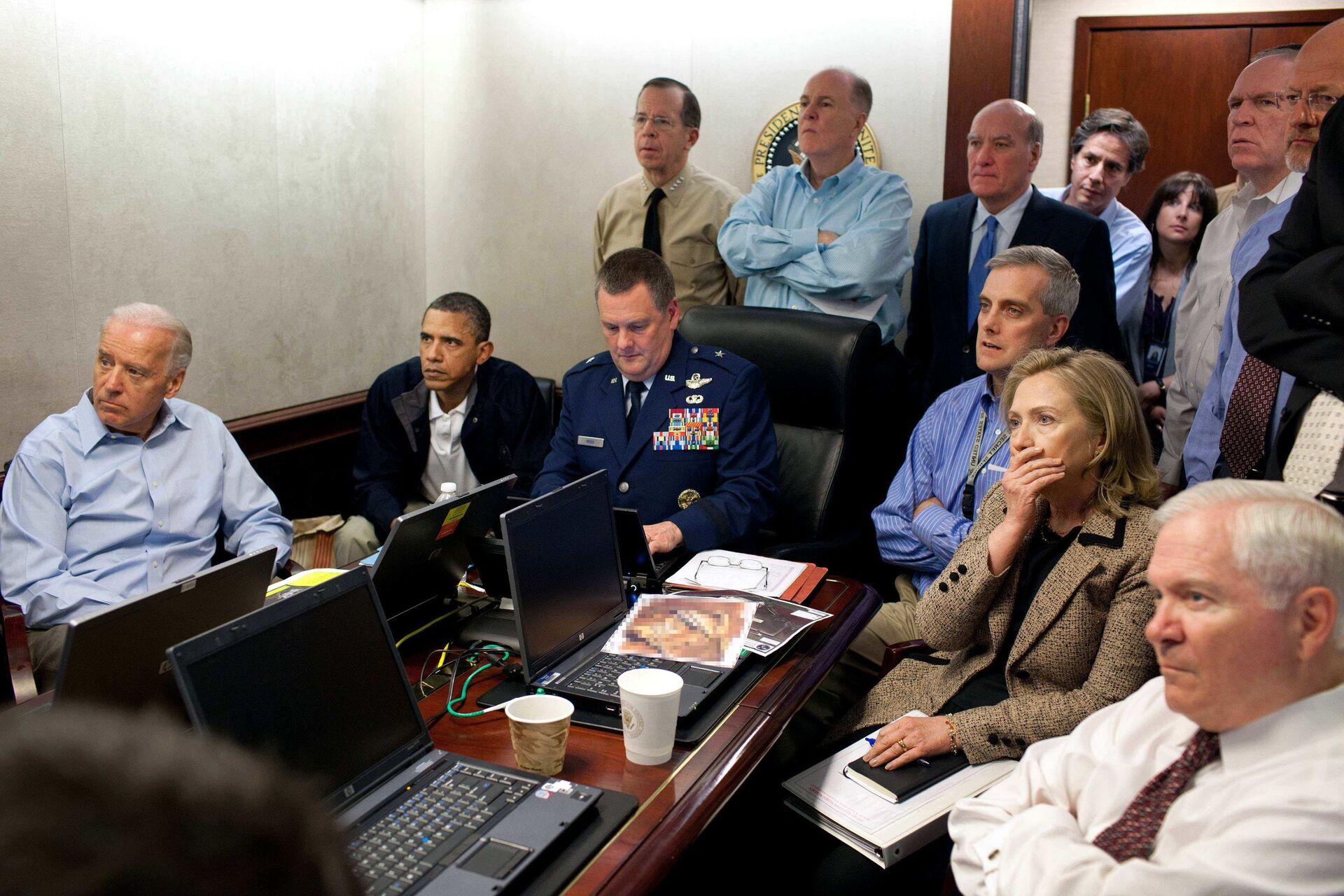 Državna sekretarka SAD Hilari Klinton, predsednik Barak Obama i potpredsednik Džo Bajden, zajedno sa članovima nacionalnog bezbednosnog tima, dobijaju obaveštenje o misiji protiv Osame bin Ladena u Situacionoj sobi Bele kuće u Vašingtonu. - Sputnik Srbija, 1920, 13.07.2021