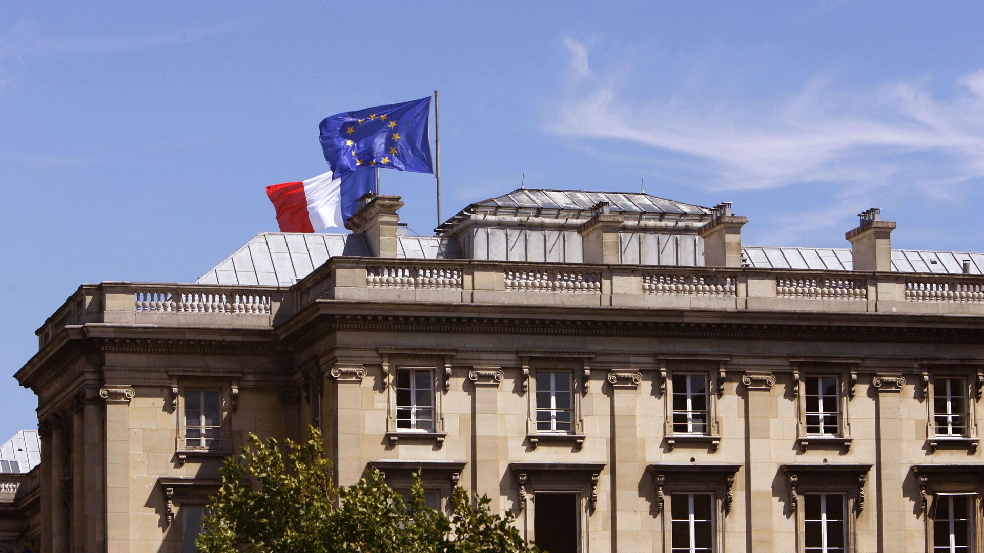 Zastave Francuske i Evropske unije na zgradi Ministarstva spoljnih poslova Francuske - Sputnik Srbija, 1920, 04.05.2021