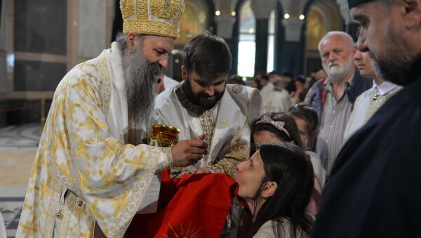 Srpski patrijarh Porfirije vrši Sveto Pričešće u Hramu Svetog Save - Sputnik Srbija
