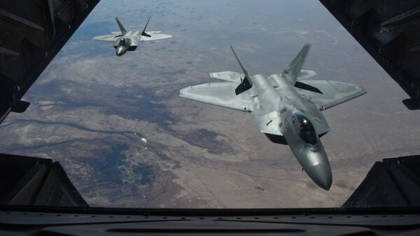 Dva američka lovca F-22 Raptor lete iznad Sirije - Sputnik Srbija