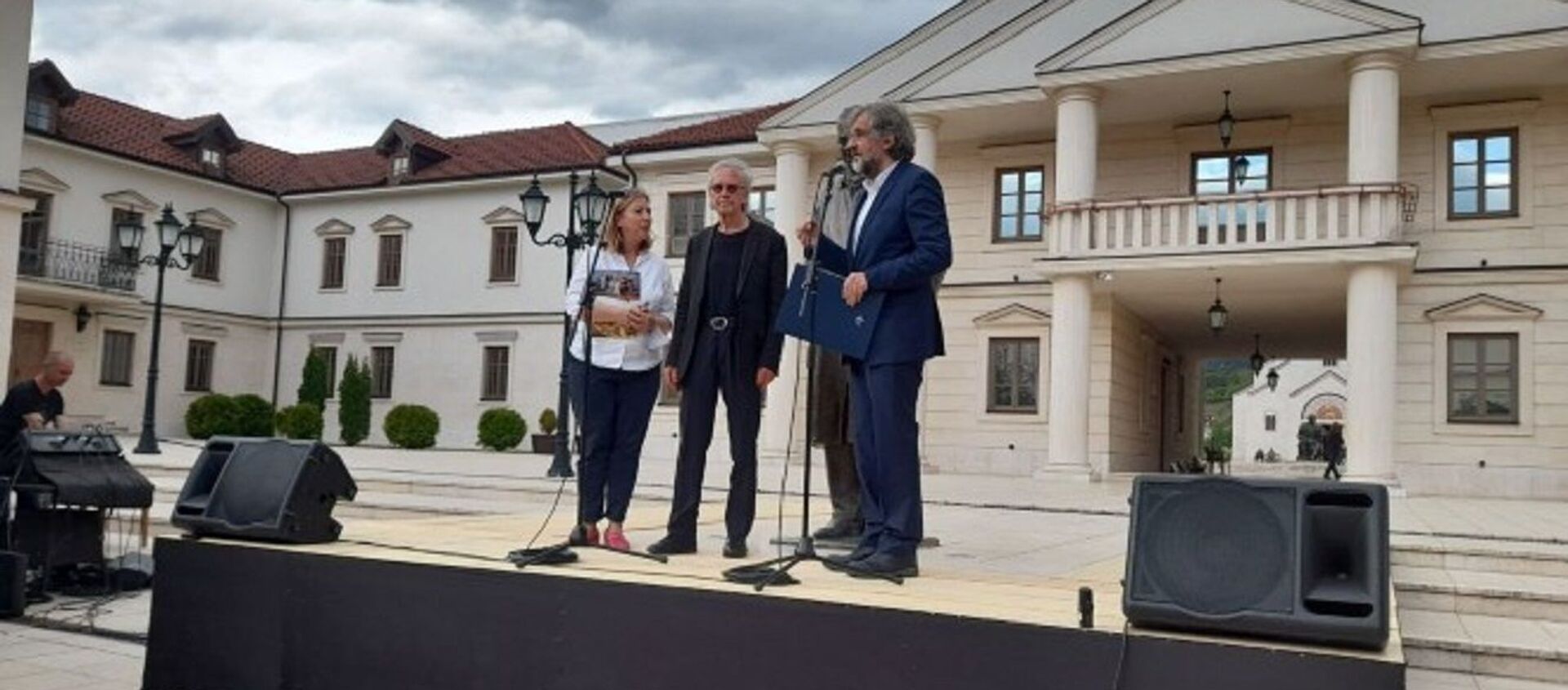 Emir Kusturica uručuje Peteru Handkeu Veliku nagradu Ivo Andrić u Andrićgradu - Sputnik Srbija, 1920, 07.05.2021