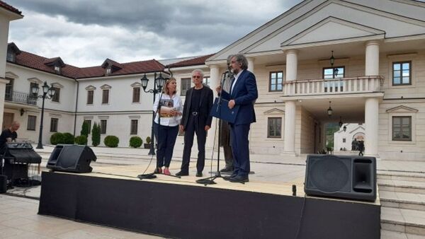 Emir Kusturica uručuje Peteru Handkeu Veliku nagradu Ivo Andrić u Andrićgradu - Sputnik Srbija