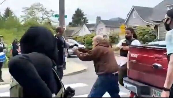 Naoružani demonstranti u Portlandu sukobili se sa vozačem koji je potegao pištolj - Sputnik Srbija