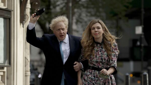 Britanski premijer Boris Džonson dolazi na glasačko mesto na lokalnim izborima sa partnerkom Keri Simonds - Sputnik Srbija