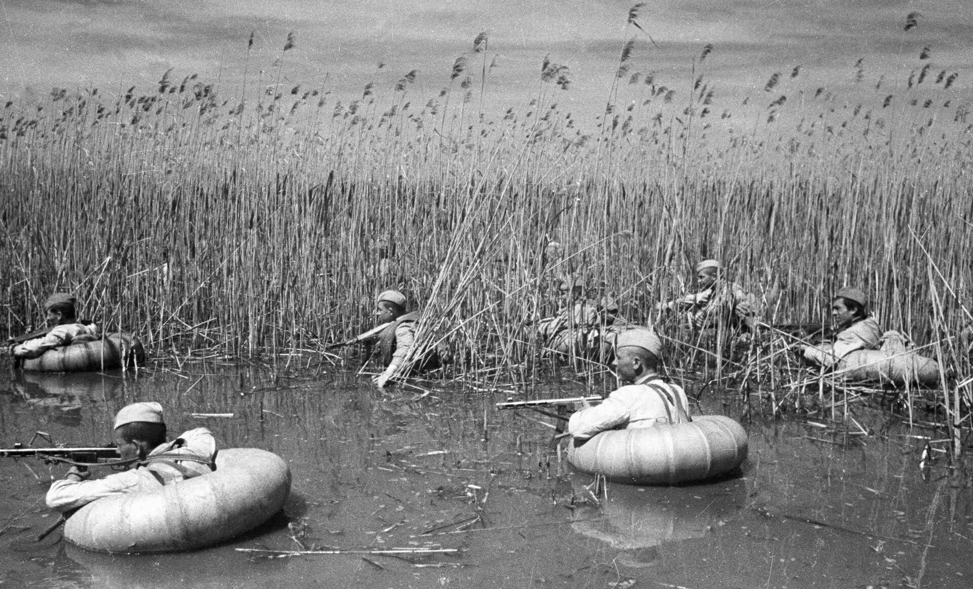 Војници прелазе реку - Sputnik Србија, 1920, 13.07.2021