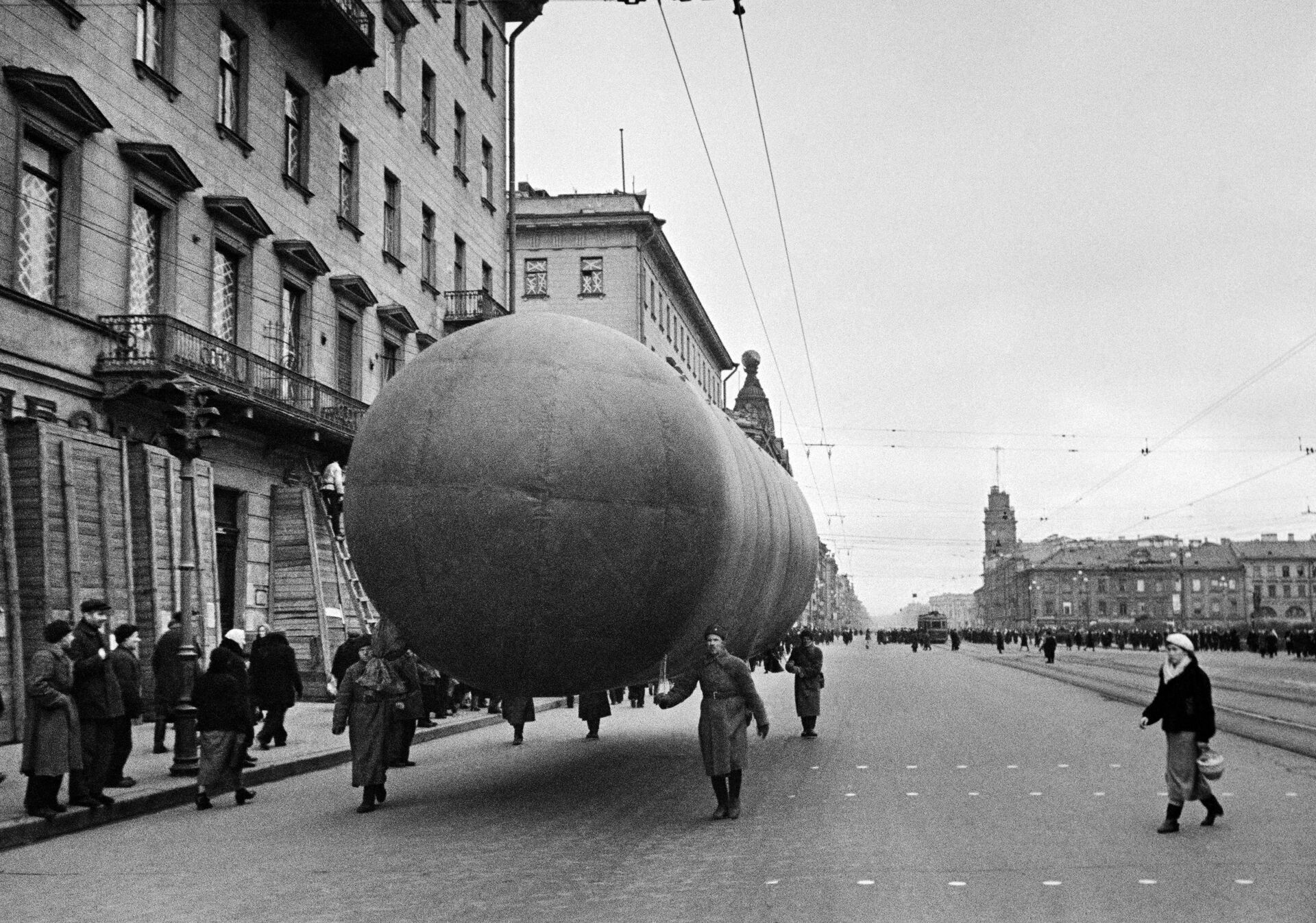 Аеростати на Невском проспекту у Лењинграду, 1941. година  - Sputnik Србија, 1920, 13.07.2021