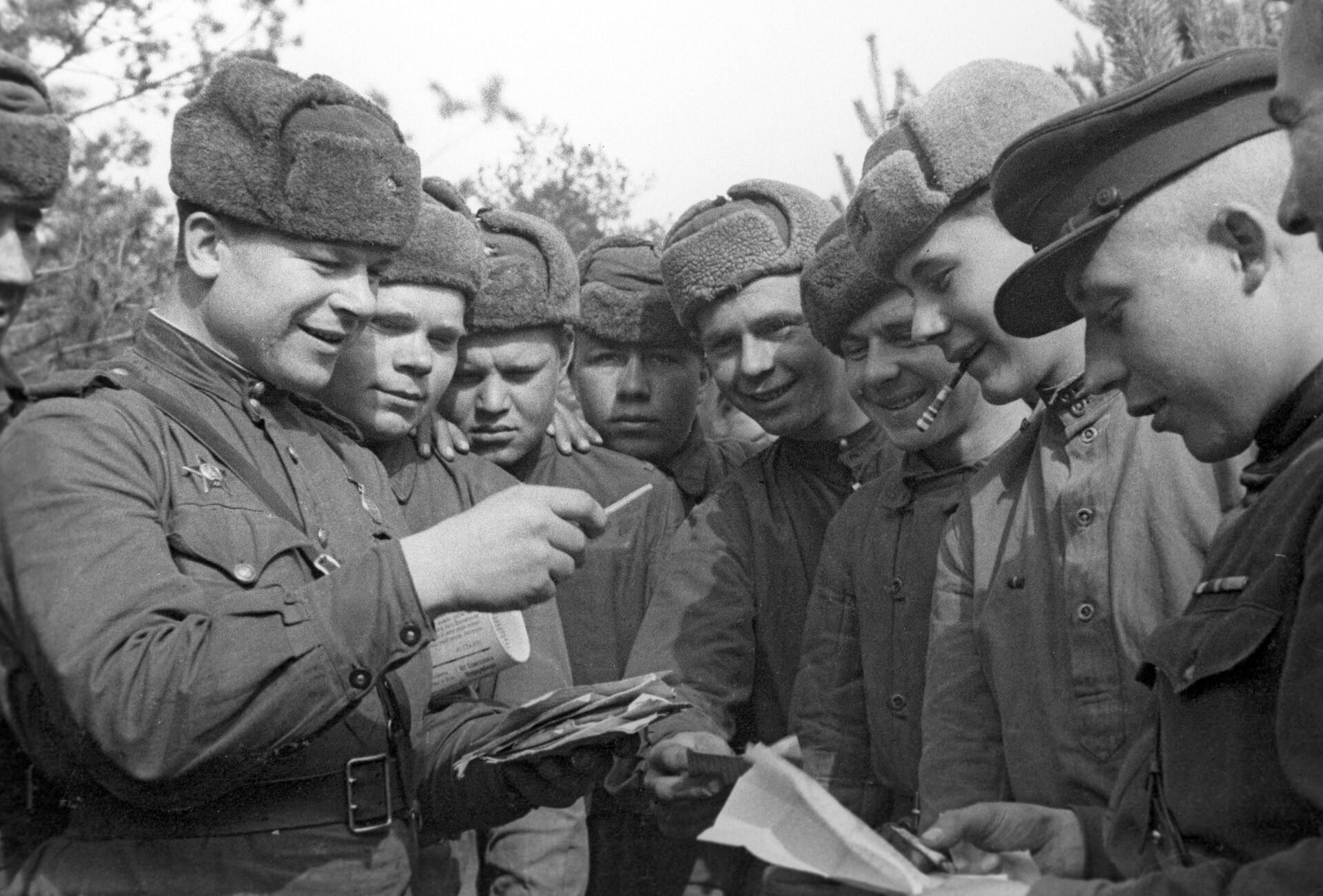Стигла пошта совјетским војницима, други Белоруски фронт, 1944. година - Sputnik Србија, 1920, 13.07.2021