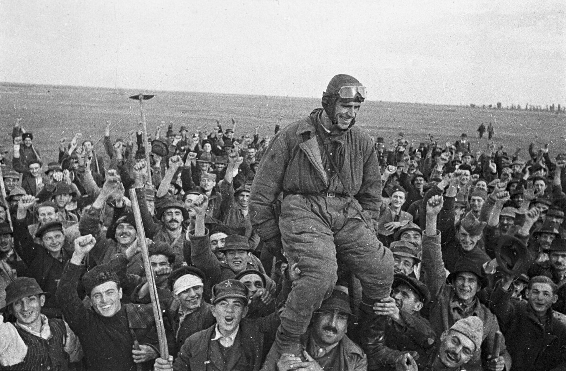 Становници села Омољица поздрављају совјетског пилота Семјона Бојка који је први долетео у Југославију , 1944. година - Sputnik Србија, 1920, 13.07.2021