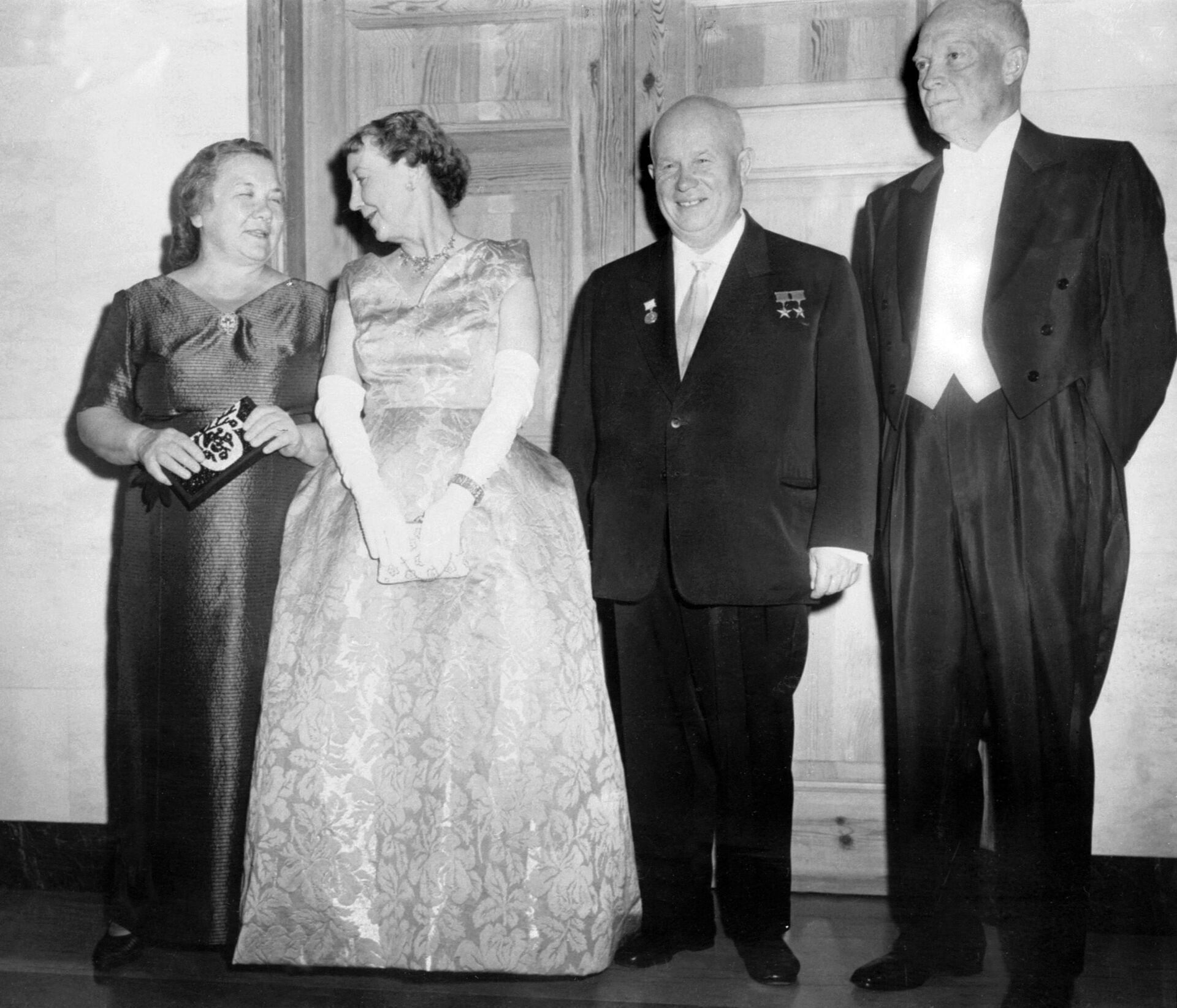 Амерички председник Двајт Ајзенхауер и совјетски лидер Никита Хрушчов са супругама приликом прве Хрушчовљеве посете Вашингтону, септембра 1959. - Sputnik Србија, 1920, 13.07.2021