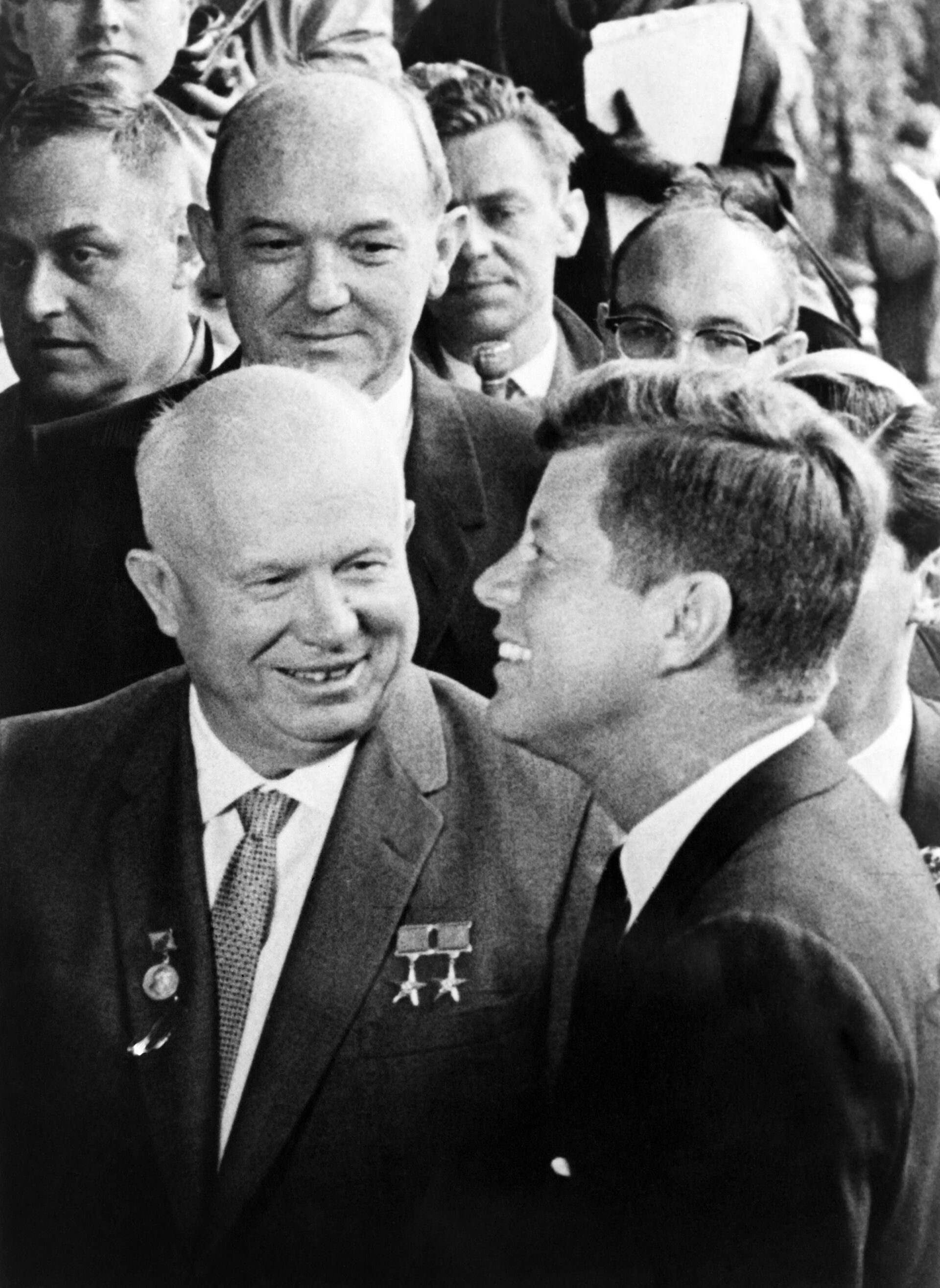 Хрушчов са Џоном Кенедијем, након самита одржаном у америчкој амбасади у Бечу јуна 1961. - Sputnik Србија, 1920, 13.07.2021