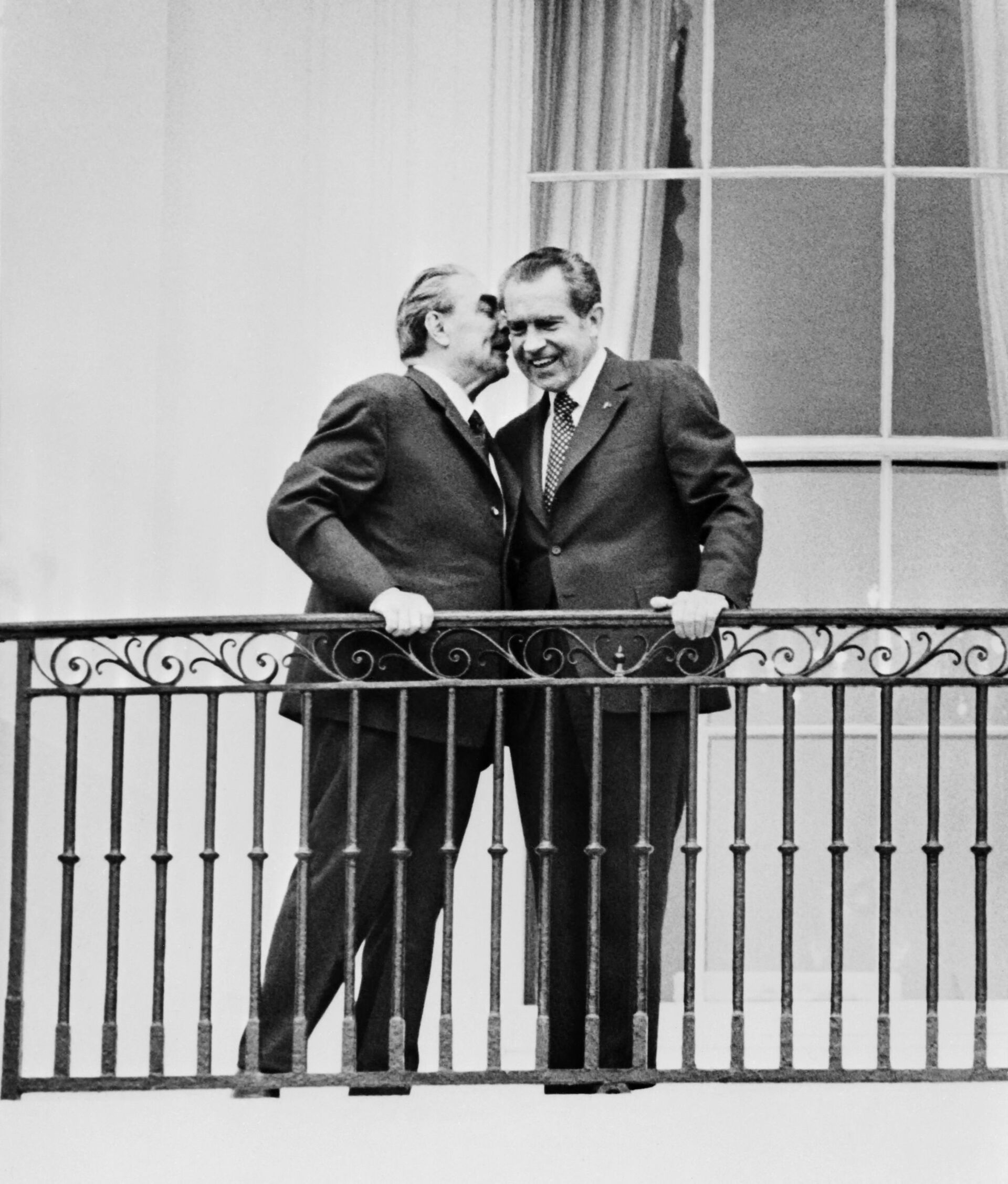 Леонид Брежњев и Ричард Никсон позирају на балкону Беле куће, након састанка 18. јуна 1973. - Sputnik Србија, 1920, 13.07.2021