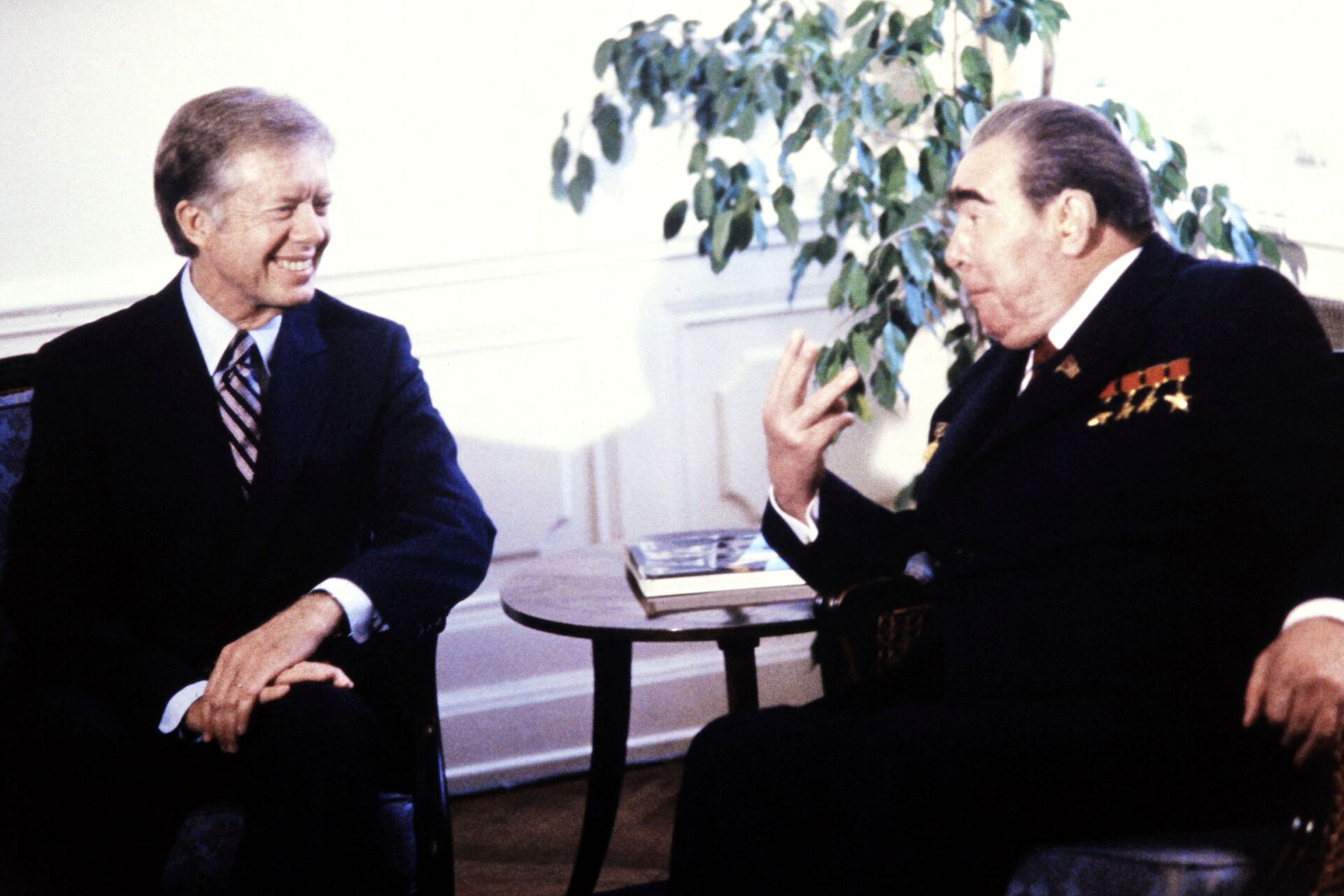Леонид Брежњев и Џими Картер разговарају непосредно пре потписивања споразума САЛТ II у палати Хофбург у Бечу 18. јуна 1979. - Sputnik Србија, 1920, 13.07.2021