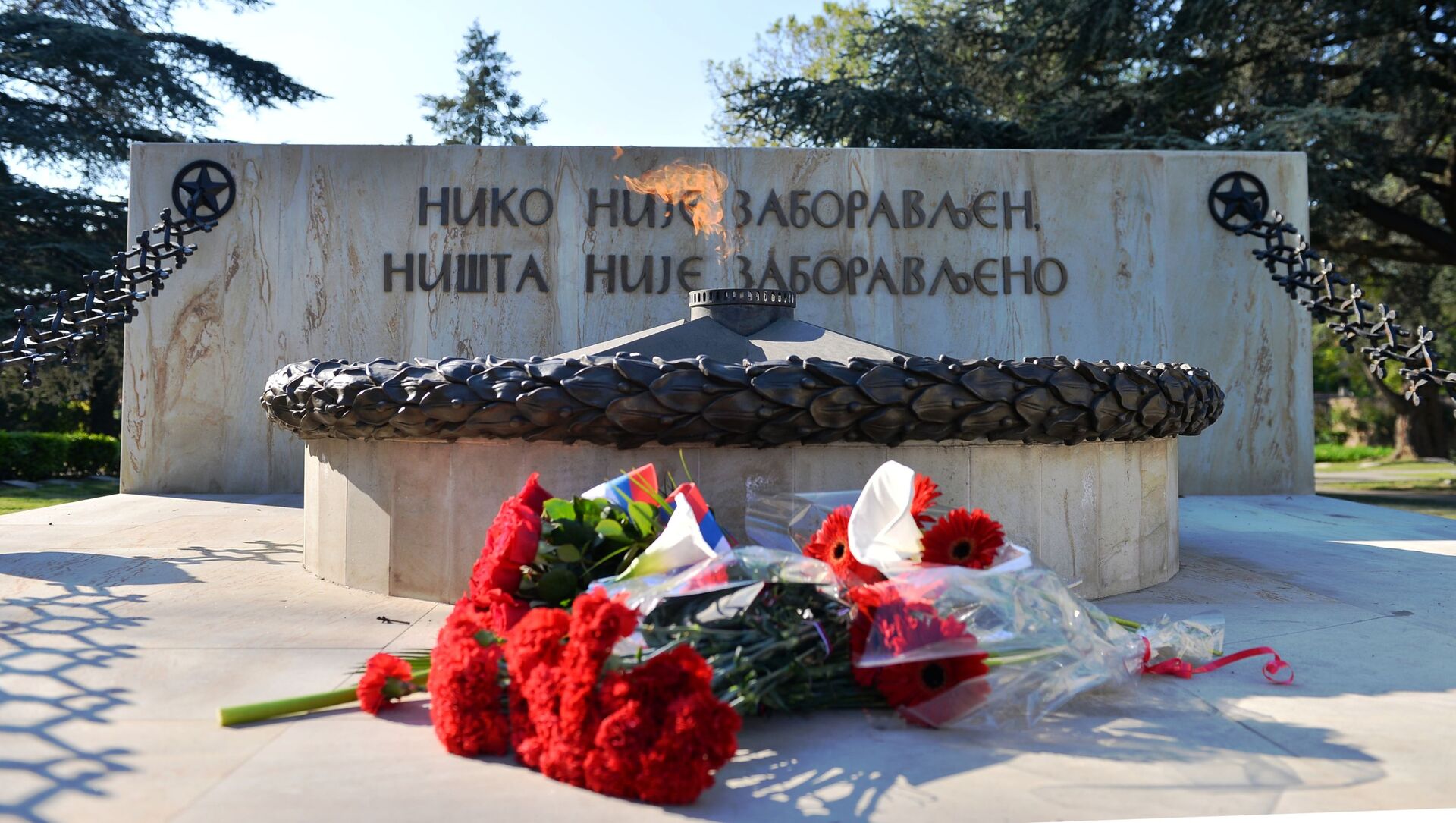 Venci i cveće položeni na spomenik Večna vatra na Groblju oslobodilaca Beograda - Sputnik Srbija, 1920, 08.05.2021