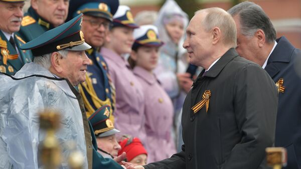Руски председник Владимир Путин поздравља ветеране пред почетак Параде победе - Sputnik Србија