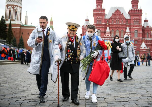 Ветеран напушта Црвени трг у Москви после Параде победе
 - Sputnik Србија