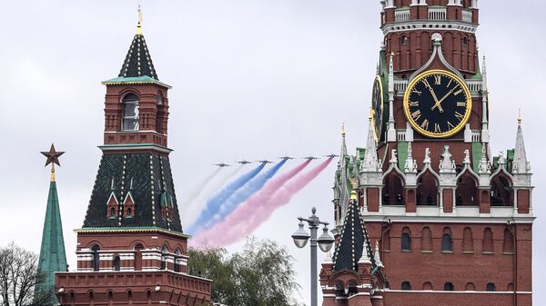 Шест авиона Су-25БМ обојило небо изнад престонице бојама државне заставе Руске Федерације - Sputnik Србија