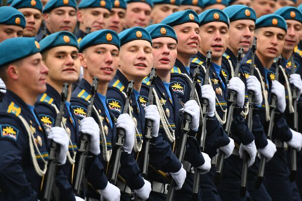 Припадници Ваздушно-космичких снага Русије на војној паради - Sputnik Србија