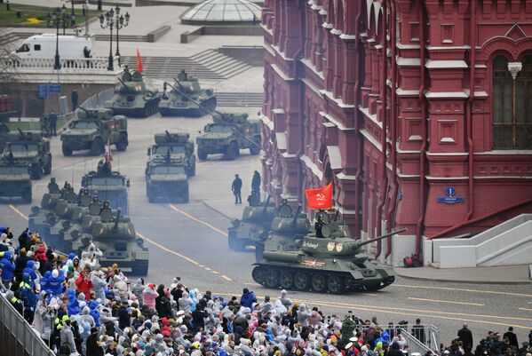 Tenkovi T-34-85 prodefilovali na vojnoj paradi povodom Dana pobede u Moskvi 9. maja - Sputnik Srbija