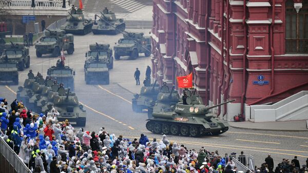 Tenkovi T-34-85 prodefilovali na vojnoj paradi povodom Dana pobede u Moskvi 9. maja - Sputnik Srbija